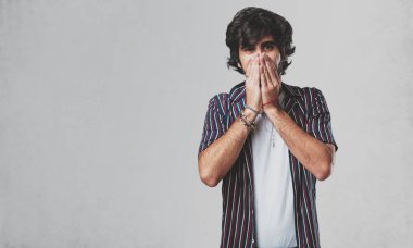 Yakışıklı genç adam çok korkmuş ve korkuyor, bir şey, acı çığlıkları ve açık göz, çaresizlere delilik kavramını