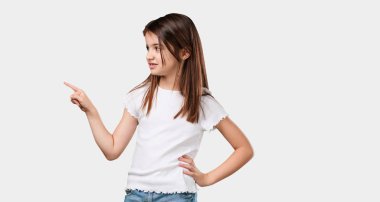 Tam vücut küçük kız tarafına işaret sürpriz bir şey, doğal ve rahat sunan gülümseyen