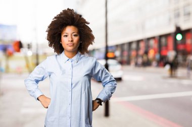 bulanık arka plan üzerinde duran genç siyah kadın