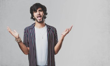 Genç yakışıklı adam çığlık mutlu, sürpriz bir teklif ya da bir promosyon, ağzı açık, atlama ve gurur