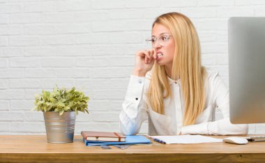 Çivi, gergin ve çok endişeli ve gelecek için korkmuş ısırma görevleri yapmak masasına oturan genç öğrenci portresi panik ve stres hissediyor