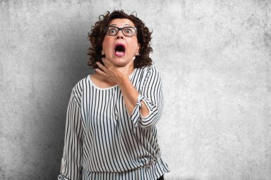 Orta yaşlı endişeli ve boğulmuş bir kadın, endişeli duygu basınç, acı kavramı