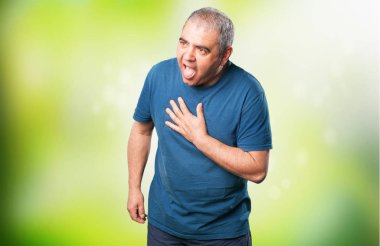 olgun erkek yeşil arka plan bulanık üzerinde yorgun