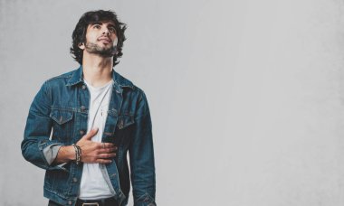 Ararken, bir şey eğlenceli düşünme ve bir fikir, hayal gücü, mutlu ve heyecanlı kavramı olan genç yakışıklı adam