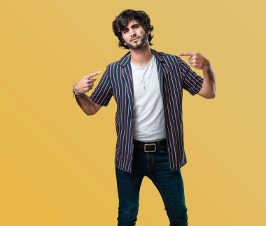 İşaret parmakları, örnek takip etmek, memnuniyeti, kibir ve sağlık kavramı yakışıklı delikanlı gurur ve kendinden emin,