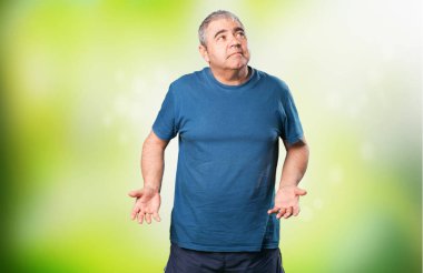 yeşil arka plan bulanık üzerinde şüphe olgun adam