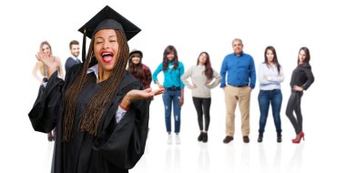 Genç siyah kadın gülüyor örgü giyen mezun oldu ve eğleniyor, rahat ve neşeli, kendinden emin ve başarılı hisseder