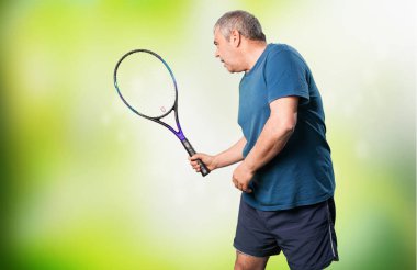 Olgun adam bir raket ile oynamak