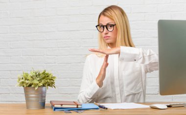 Bir zaman aşımı jest yapma yorgun ve bıkkın, görevleri yapmak onun masasına oturan genç bir öğrenci portresi bir iş stresi nedeniyle, zaman kavramı son verilmeli