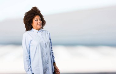 Korkarım genç siyah kadın bulanık zemin üzerine mavi gömlekli