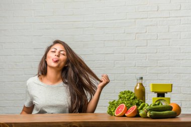 Diyet kavramı. Bir sağlıklı genç latin kadın ifade güven ve duygu, eğlenceli ve dostu, dil oyun ya da eğlenceli bir işareti olarak gösterilen portresi