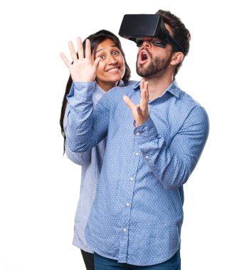 sanal gerçeklik ile genç çift