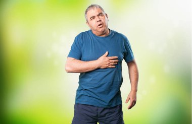 yeşil arka plan bulanık üzerinde yorgun olgun adam