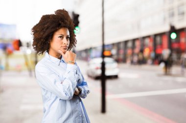 bulanık arka plan üzerinde düşünme genç siyah kadın