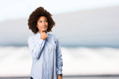 bulanık arka plan üzerinde düşünme genç siyah kadın