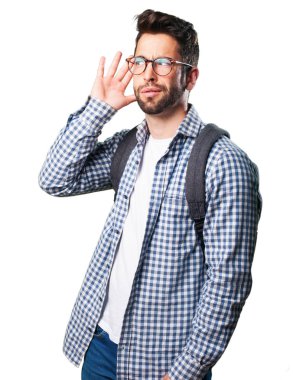 Genç adam izole üzerinde beyaz arka plan dinleme