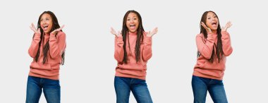 Fitness genç siyah kadın kümesi şaşırttı ve şok, gözleri ile geniş gri arka plan üzerinde seyir