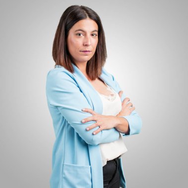 Kollarını, gülümseyen ve mutlu crossing, kendinden emin ve dostu orta yaşlı kadın