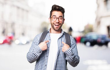 sürpriz öğrenci adam kameraya bakan 