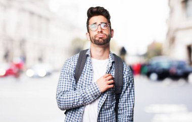 üzgün ayakta adam kameraya bakan 