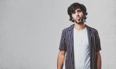 Yakışıklı delikanlı ifade güven ve duygu, eğlenceli ve dostu, dil oyun ya da eğlenceli bir işareti olarak gösterilen