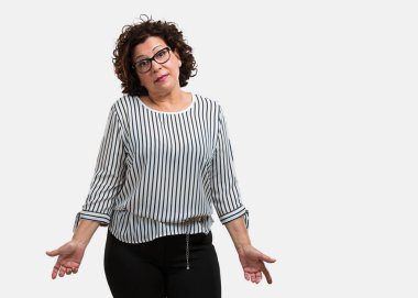 Şüphe ve omuzlar, shrugging kadın kavramı kararsızlık ve güvensizlik, hakkında bir şey belirsiz orta yaşlı