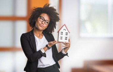 iş siyah kadın holding küçük ev