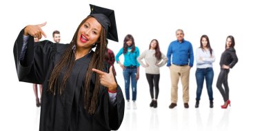 Genç mezun örgüler gurur giyen siyah kadın ve kendine güvenen, işaret parmağı, örnek takip etmek, memnuniyeti, kibir ve sağlık kavramı