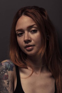 kızıl saçlıya kız kameraya stüdyo çekim 