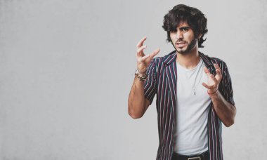 Öfkeli, negatif ve çılgın çığlık genç yakışıklı adam çok kızgın ve üzgün, çok gergin,