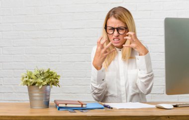 Öfkeli, negatif ve çılgın çığlık görevleri çok kızgın ve üzgün, çok gergin, yapmak onun masasına oturan genç bir öğrenci portresi