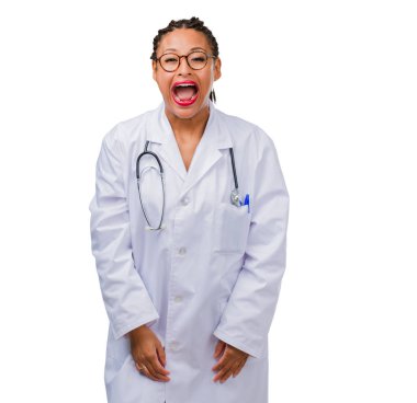 Bir siyah bir doktor kadın ifade delilik ve zihinsel istikrarsızlık, kızgın, çığlığı portresi açık ağız ve gözleri yarı açık, delilik kavramı