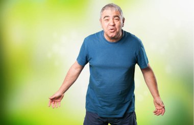 yeşil arka plan bulanık mutlu olgun adam