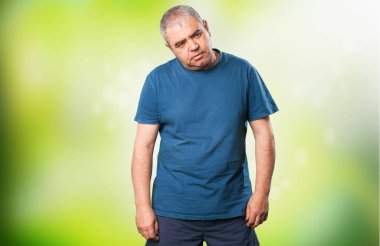 yeşil arka plan bulanık üzerinde yorgun olgun adam