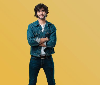 Kollarını, gülümseyen ve mutlu crossing, kendinden emin ve dostu genç yakışıklı adam