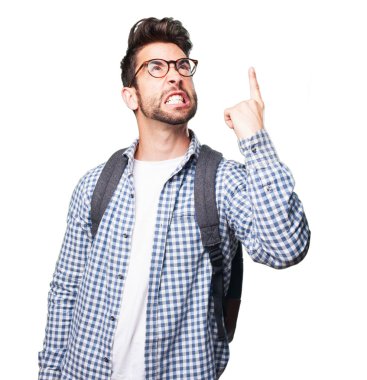 Beyaz arka plan üzerinde izole alanı işaret eden öfkeli öğrenci adam