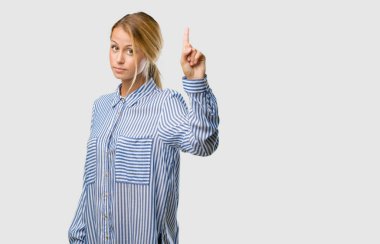 Genç güzel sarışın kadın gösteren bir portresi