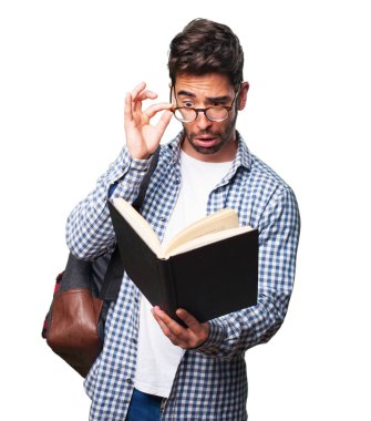 Beyaz arka plan üzerinde izole bir kitap okuma öğrenci adam