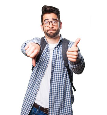 Beyaz arka plan üzerinde izole çelişkili jest yapan öğrenci erkek