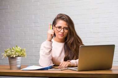 Resepsiyon gösteren, birinci, sembol sayma oturan genç öğrenci latin kadın portresi