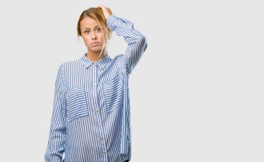 Endişeli ve boğulmuş genç güzel sarışın kadın portresi