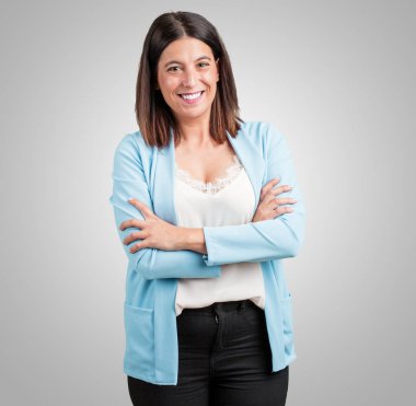 Kollarını, gülümseyen ve mutlu crossing, kendinden emin ve dostu orta yaşlı kadın