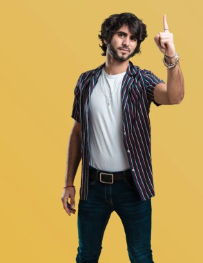 Genç yakışıklı adam gösteren bir numaralı simgesi sayma, matematik, kendinden emin ve neşeli kavramı