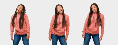 Fitness genç siyah kadın ifade güven ve duygu, eğlenceli ve dostu, dil gri arka plan üzerinde gösterilen kümesi