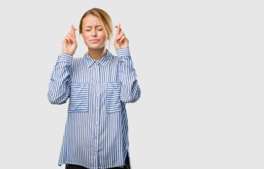 Genç güzel sarışın kadın geçiş parmakları portresi