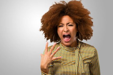bağıran kızgın afro kadın