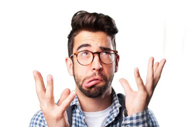 Beyaz arka plan üzerinde izole deli hareketi yapan genç erkek