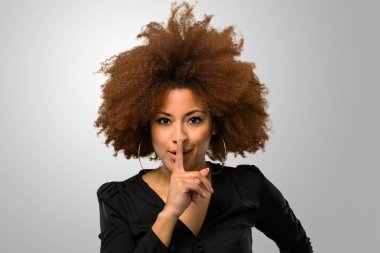 Sessizlik için soran Afro kadın