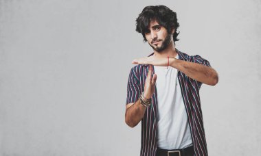 Bir zaman aşımı jest yapma yorgun ve bıkkın, genç yakışıklı adam bir iş stresi nedeniyle, zaman kavramı son verilmeli