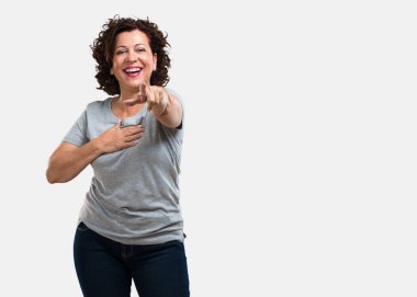 Orta yaşlı bağırarak, gülen ve başka bir, kavramı alay alay kadın ve uncontrol